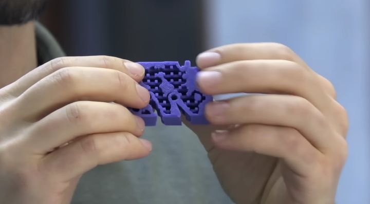 [서울=뉴시스] AI가 설계한 걷는 물체 내부의 모습. 공기가 통할 수 있는 구멍들이 있다. (사진=노스웨스턴대학교 유튜브) 2023.10.10. *재판매 및 DB 금지