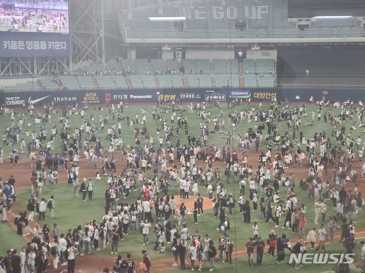 [서울=뉴시스] 키움 히어로즈는 10일 고척 스카이돔에서 열린 '2023 신한은행 쏠 KBO리그' 삼성 라이온즈와의 홈경기에서 5-3으로 승리했다. 시즌 마지막 경기를 치른 후 그라운드에 모인 야구팬들.