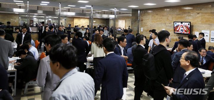 [서울=뉴시스] 조성봉 기자 = 2023 국정감사 시작일인 10일 오전 서울 여의도 국회에서 피감기관 관계자들이 업무를 보고 있다. 2023.10.10. suncho21@newsis.com