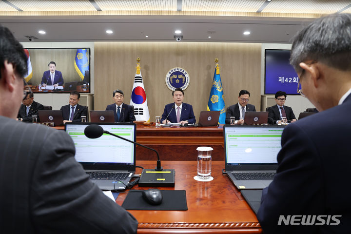 [서울=뉴시스] 전신 기자 = 윤석열 대통령이 10일 서울 용산 대통령실 청사에서 열린 국무회의를 주재하고 있다. (대통령실통신사진기자단) 2023.10.10. photo1006@newsis.com