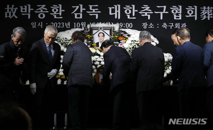 [서울=뉴시스] 최동준 기자 = 고 박종환 전 축구 국가대표팀 감독 영결식이 엄수된 10일 서울 종로구 축구회관에서 참석자들이 헌화하고 있다. 2023.10.10. photocdj@newsis.com