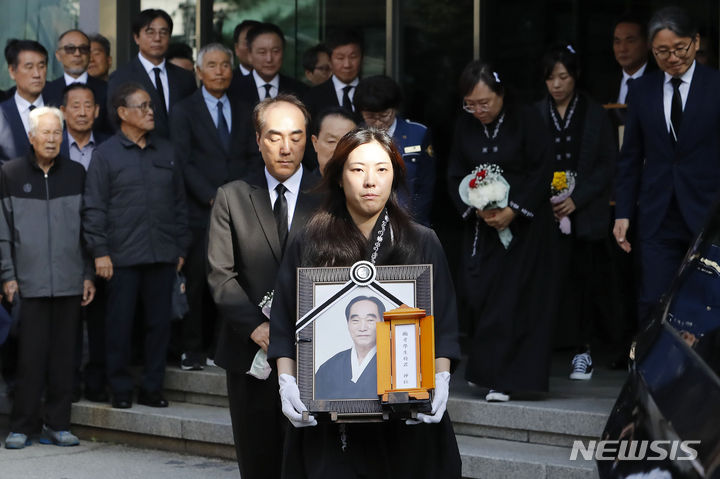 [서울=뉴시스] 최동준 기자 = 고 박종환 전 축구 국가대표팀 감독 영결식이 10일 서울 종로구 축구회관에서 엄수되고 있다. 2023.10.10. photocdj@newsis.com