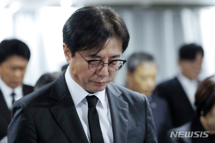 [서울=뉴시스] 최동준 기자 = 고 박종환 전 축구 국가대표팀 감독 영결식이 엄수된 10일 서울 종로구 축구회관에서 황선홍 U-23 축구 국가대표팀 감독이 묵념을 하고 있다. 2023.10.10. photocdj@newsis.com