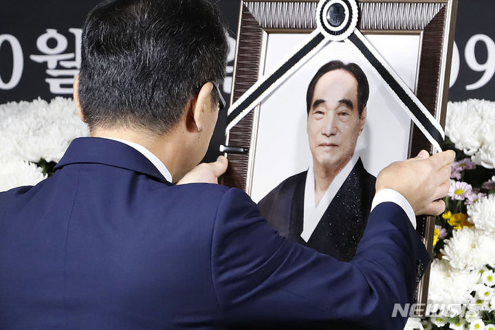 [서울=뉴시스] 최동준 기자 = 고 박종환 전 축구 국가대표팀 감독 영결식이 10일 서울 종로구 축구회관에서 엄수되고 있다. 2023.10.10. photocdj@newsis.com