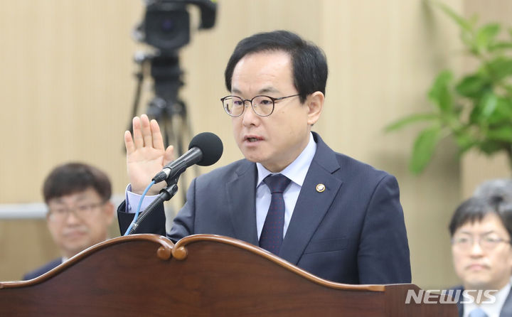 [세종=뉴시스] 강종민 기자 = 10일 세종시 정부세종청사에서 열린 국회 행정안전위원회의 인사혁신처에 대한 국정감사에서 김승호 처장이 증인선서를 하고 있다. 2023.10.10. ppkjm@newsis.com