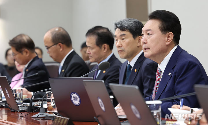 [서울=뉴시스] 전신 기자 = 윤석열 대통령이 10일 서울 용산 대통령실 청사에서 열린 국무회의를 주재하고 있다. (대통령실통신사진기자단) 2023.10.10. photo1006@newsis.com