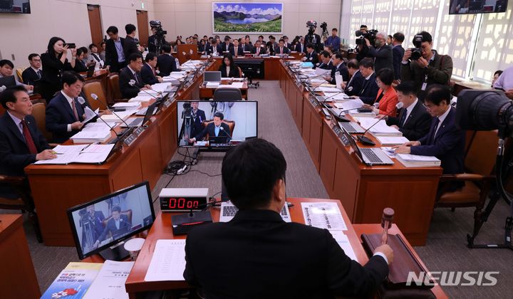 [서울=뉴시스] 고범준 기자 = 김태호 외교통일위원회 위원장이 10일 오전 서울 여의도 국회에서 열린 외교통일위원회 전체회의에서 의사봉을 두드리고 있다. 2023.10.10. bjko@newsis.com
