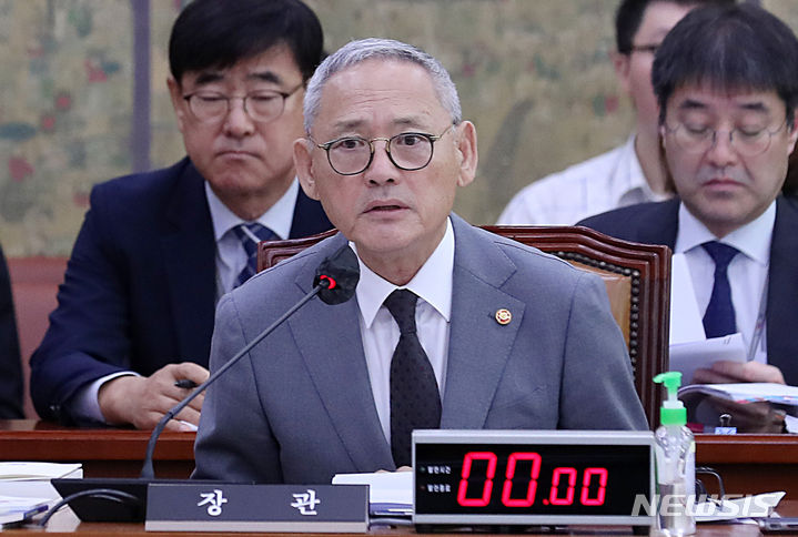 [서울=뉴시스] 이영환 기자 = 유인촌 문화체육관광부 장관이 10일 오전 서울 여의도 국회에서 열린 문화체육관광부 국정감사에서 의원들의 질의에 답변하고 있다. 2023.10.10. 20hwan@newsis.com