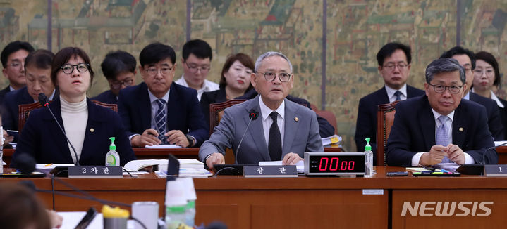 [서울=뉴시스] 이영환 기자 = 유인촌 문화체육관광부 장관이 10일 오전 서울 여의도 국회에서 열린 문화체육관광부 국정감사에서 의원들의 질의에 답변하고 있다.왼쪽부터 장미란 2차관, 유 장관, 전병극 1차관. 2023.10.10. 20hwan@newsis.com