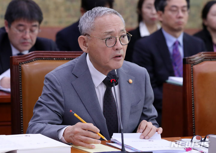 [서울=뉴시스] 이영환 기자 = 유인촌 문화체육관광부 장관이 10일 오전 서울 여의도 국회에서 열린 문화체육관광부 국정감사에서 의원들의 질의에 답변하고 있다. 2023.10.10. 20hwan@newsis.com