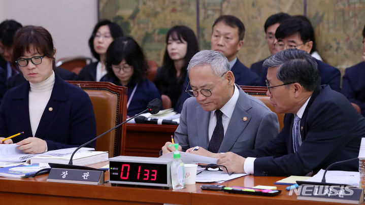 [서울=뉴시스] 이영환 기자 = 유인촌 문화체육관광부 장관이 10일 오전 서울 여의도 국회에서 열린 문화체육관광부 국정감사에서 전병극 1차관과 대화를 하고 있다. 2023.10.10. 20hwan@newsis.com