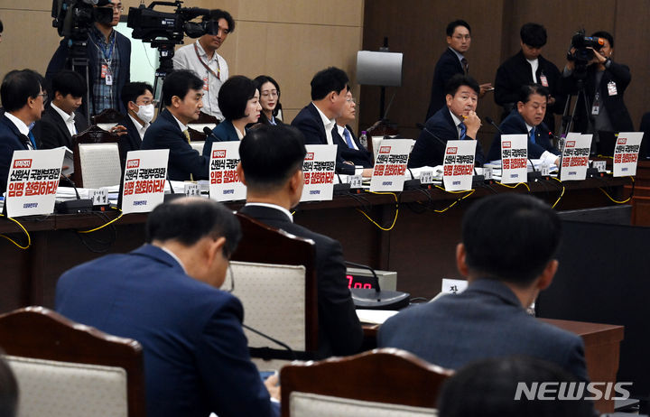 [서울=뉴시스] 국회사진기자단 = 10일 오전 서울 용산구 국방부에서 열린 국회 국방위원회 국정감사에서 야당 측 의원들이 신원식 국방부 장관 임명철회 피켓팅을 하고 있다. 2023.10.10. photo@newsis.com