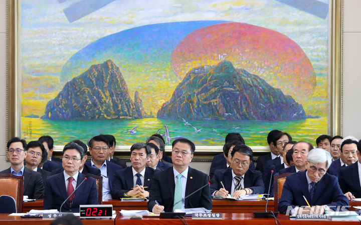 [서울=뉴시스] 추상철 기자 = 방기선 국무조정실장이 10일 오전 서울 여의도 국회에서 열린 정무위원회의 국무조정실에 대한 국정감사에 출석해 있다. 2023.10.10. scchoo@newsis.com