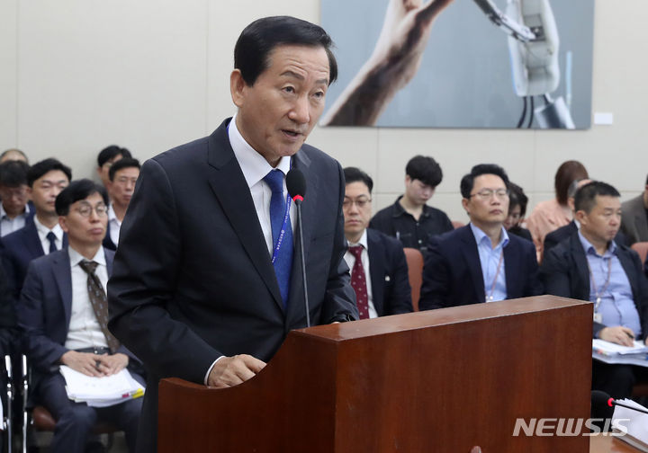 [서울=뉴시스] 추상철 기자 = 류희림 방송통신심의위원회 위원장이 10일 오전 서울 여의도 국회에서 열린 과학기술정보방송통신위원회의 방송통신위원회 등에 대한 국정감사에서 업무보고를 하고 있다. 2023.10.10. scchoo@newsis.com