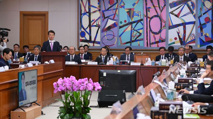 [서울=뉴시스] 국회사진기자단 = 안철상 대법원장 권한대행이 10일 오전 서울 서초동 대법원에서 열린 국회 법제사법위원회 대법원 및 법원행정처 등 산하기관에 대한 국정감사에서 인사말을 하고 있다. 2023.10.10. photo@newsis.com