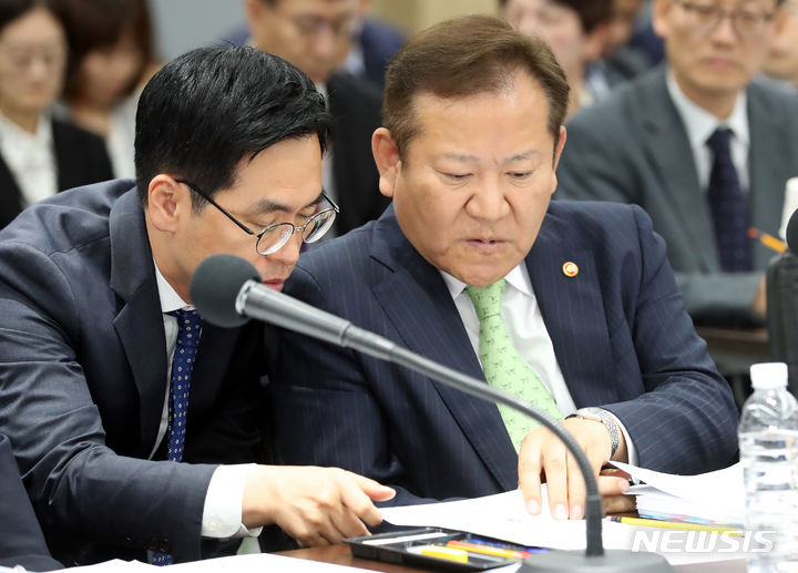 [세종=뉴시스] 강종민 기자 = 10일 세종시 정부세종청사에서 열린 국회 행정안전위원회의 행정안전부에 대한 국정감사에서 이상민 장관이 직원과 답변자료를 보고 있다. 2023.10.10. ppkjm@newsis.com