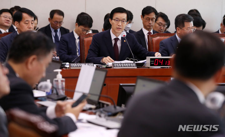 [서울=뉴시스] 이영환 기자 = 방문규 산업통상자원부 장관이 10일 오전 서울 여의도 국회에서 열린 산업통상자원부 국정감사에서 의원들의 질의에 답하고 있다. 2023.10.10. 20hwan@newsis.com