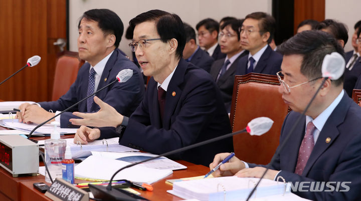 [서울=뉴시스] 이영환 기자 = 방문규 산업통상자원부 장관이 10일 오전 서울 여의도 국회에서 열린 산업통상자원부 국정감사에서 의원들의 질의에 답하고 있다. 2023.10.10. 20hwan@newsis.com