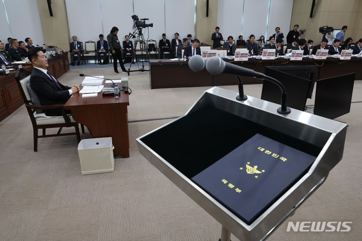 [서울=뉴시스] 국회사진기자단 = 10일 서울 용산구 국방부 청사에서 열린 국방위원회의 국방부 등에 대한 국정감사에서 더불어민주당 의원석에 '신원식 국방부 장관 임명 철회하라!' 피켓이 붙자 이에 항의한 국민의힘 의원들이 불참해 국정감사가 시작되지 못하고 있다. 2023.10.10. photo@newsis.com