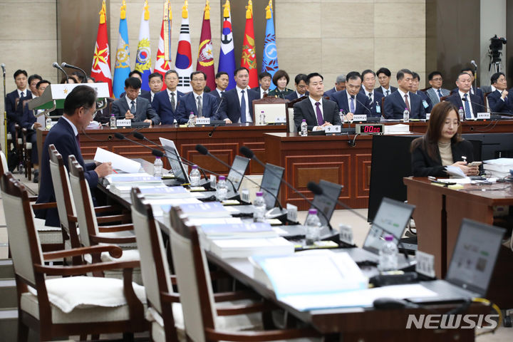 [서울=뉴시스] 국회사진기자단 = 10일 서울 용산구 국방부 청사에서 열린 국방위원회의 국방부 등에 대한 국정감사에서 더불어민주당 의원석에 '신원식 국방부 장관 임명 철회하라!' 피켓이 붙자 이에 항의한 국민의힘 의원들이 불참해 국정감사가 시작되지 못하고 있다. 2023.10.10. photo@newsis.com