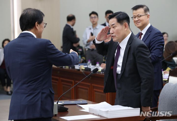 [서울=뉴시스] 국회사진기자단 = 10일 서울 용산구 국방부 청사에서 열린 국방위원회의 국방부 등에 대한 국정감사에서 윤후덕 더불어민주당 의원과 인사하고 있다. 2023.10.10. photo@newsis.com
