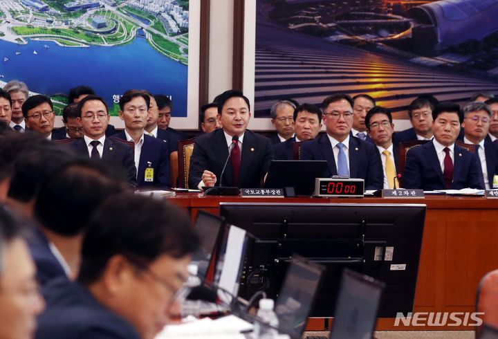 [서울=뉴시스] 조성봉 기자 = 원희룡 국토교통부 장관이 10일 오전 서울 여의도 국회에서 열린 국토교통위원회 국정감사에서 의원들의 질의에 답변하고 있다. 2023.10.10. suncho21@newsis.com