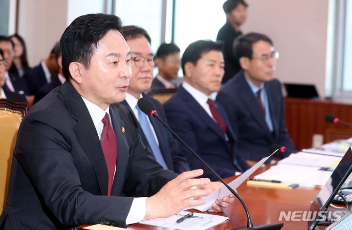 [서울=뉴시스] 조성봉 기자 = 원희룡 국토교통부 장관이 10일 오전 서울 여의도 국회에서 열린 국토교통위원회 국정감사에서 의원들의 질의에 답변하고 있다. 2023.10.10. suncho21@newsis.com