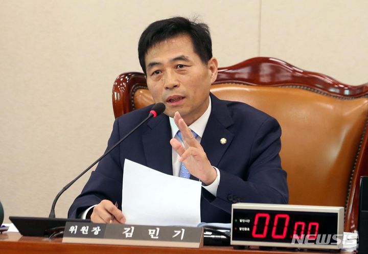 [서울=뉴시스] 조성봉 기자 = 10일 오전 서울 여의도 국회에서 열린 국토교통위원회 국정감사에서 김민기 위원장이 발언을 하고 있다. 2023.10.10. suncho21@newsis.com