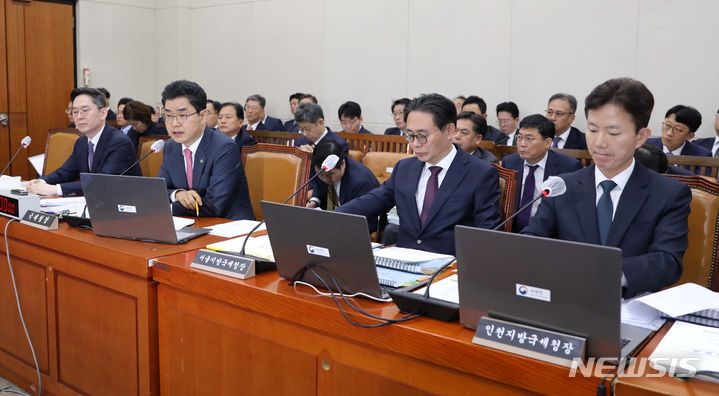[서울=뉴시스] 고범준 기자 = 김창기(왼쪽 두번째) 국세청장이 10일 오전 서울 여의도 국회에서 열린 기획재정위원회 국세청, 서울지방국세청, 중부지방국세청, 인천지방국세청 등에 대한 국정감사에서 의원 질의에 답변하고 있다. 2023.10.10. bjko@newsis.com