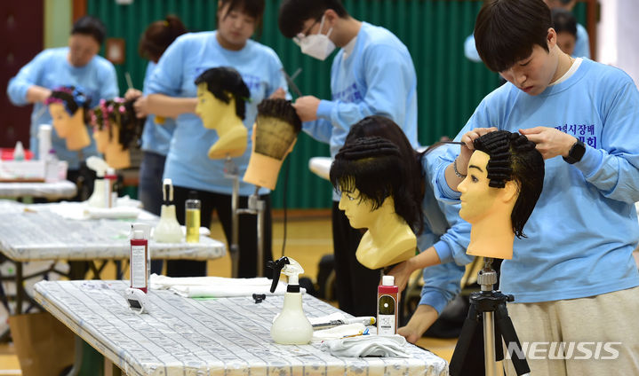 [대구=뉴시스] 이무열 기자 = 지난 10일 대구시민운동장 시민체육관에서 열린 '제30회 대구시장배 이용기능경기대회'에 참가한 선수들이 기량을 펼치고 있다. 2023.10.10. lmy@newsis.com