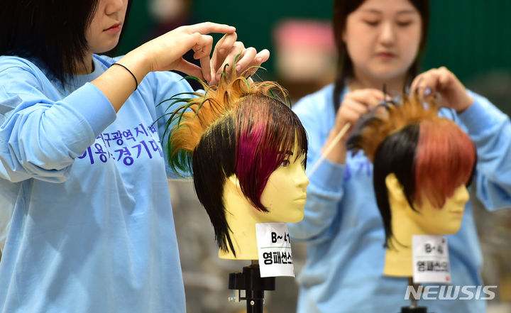 [대구=뉴시스] 이무열 기자 = 10일 대구시민운동장 시민체육관에서 열린 '제30회 대구시장배 이용기능경기대회'에 참가한 선수들이 기량을 펼치고 있다. 2023.10.10. lmy@newsis.com