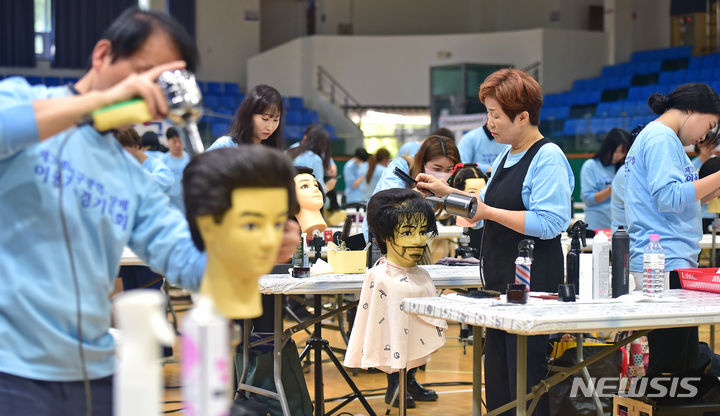[대구=뉴시스] 이무열 기자 = 10일 대구시민운동장 시민체육관에서 열린 '제30회 대구시장배 이용기능경기대회'에 참가한 선수들이 기량을 펼치고 있다. 2023.10.10. lmy@newsis.com