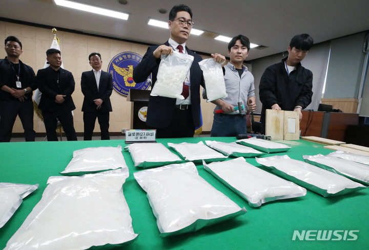 [서울=뉴시스] 김진아 기자 = 백해룡 영등포서 형사2과장이 지난달 10일 오전 서울영등포경찰서에서 열린 필로폰 밀반입 및 유통 말레이시아 조직 검거 관련 브리핑에서 마약 수거 시연을 하고 있다. 2023.10.10. bluesoda@newsis.com