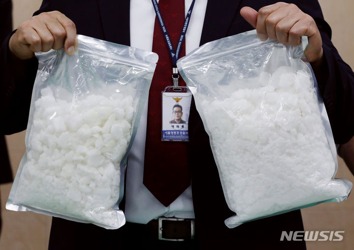 [서울=뉴시스] 김진아 기자 = 국제연합 마약조직의 필로폰 국내 밀반입 사건에 인천공항 세관 직원들이 연루된 정황을 포착한 경찰이 이를 들여다 보고 있다. 11일 경찰에 따르면 서울 영등포경찰서는 인천공항세관 직원들에 대한 통신영장을 발부받았다. 사진은 백해룡 영등포서 형사2과 과장 등이 10일 오전 서울영등포경찰서에서 열린 필로폰 밀반입 및 유통 말레이시아 조직 검거 관련 브리핑에서 마약 수거 시연을 하는 모습. 서울영등포경찰서는 말레이시아 마약조직이 제조해 국내 밀반입한 필로폰 74kg을 유통시킨 국제연합 3개 조직을 적발했다. 이들은 한국, 말레이시아, 중국인으로 각 구성된 조직으로 현재 총 26명을 검거, 범죄단체조직 및 특정범죄가중처벌등에관한법률위반죄로 입건했고, 그 중 14명을 구속했다. 2023.10.10. bluesoda@newsis.com