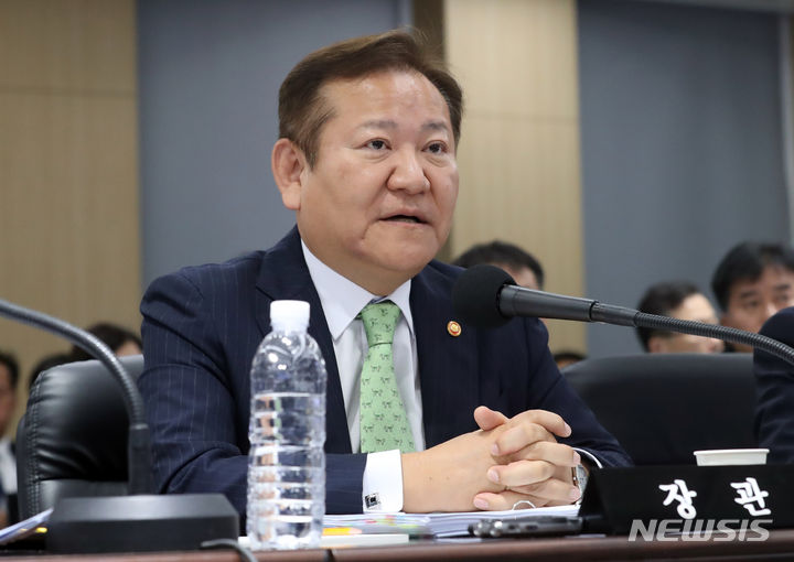 [세종=뉴시스] 강종민 기자 = 10일 세종시 정부세종청사에서 열린 국회 행정안전위원회의 행정안전부에 대한 국정감사에서 이상민 장관이 답변하고 있다. 2023.10.10. ppkjm@newsis.com