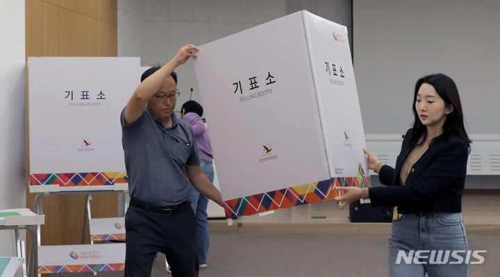 [서울=뉴시스] 김금보 기자 = 서울 강서구청장 보궐선거 본투표일을 하루 앞둔 10일 오전 강서구선거관리위원회 직원들이 서울 강서구 서울식물원 2층 보타닉홀에 가양제1동8투표소를 설치하고 있다. 2023.10.10. kgb@newsis.com