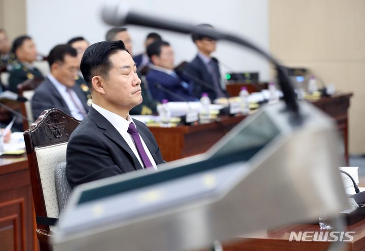 [서울=뉴시스] 국회사진기자단 = 신원식 국방부 장관이 10일 서울 용산구 국방부 청사에서 열린 국방위원회의 국방부 등에 대한 국정감사에서 잠시 눈을 감고 있다. 이날 국정감사는 더불어민주당 의원석에 '신원식 국방부 장관 임명 철회하라!' 피켓이 붙자 이에 항의한 국민의힘 의원들이 불참해 오전 국정감사가 시작되지 못했다. 2023.10.10. photo@newsis.com