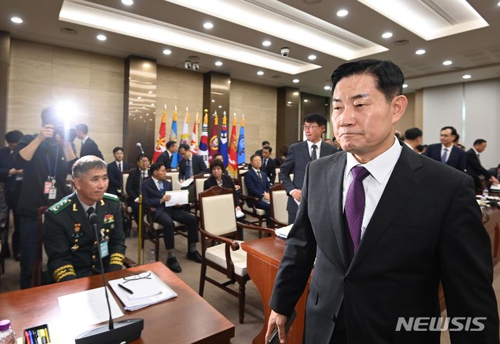 [서울=뉴시스] 국회사진기자단 = 신원식 국방부 장관이 10일 오전 서울 용산구 국방부에서 열린 국회 국방위원회 국정감사장을 떠나고 있다.이날 야당인 더불어민주당 의원들이 신원식 국방부 장관 임명 철회를 주장하는 피켓을 좌석마다 붙인데 대해 국민의힘이 국감장 출입을 거부해 회의는 시작조차 되지 못했다. 2023.10.10. photo@newsis.com