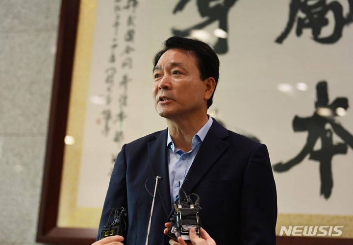 [서울=뉴시스] 국회사진기자단 = 성일종 국방위원회 여당 간사가 10일 오전 서울 용산구 국방부에서 열린 국회 국방위원회 국정감사장 밖에서 취재진에게 국감 파행을 이야기하고 있다. 이날 야당인 더불어민주당 의원들이 신원식 국방부 장관 임명 철회를 주장하는 피켓을 좌석마다 붙인데 대해 국민의힘이 국감장 출입을 거부해 회의는 시작조차 되지 못했다. 2023.10.10. photo@newsis.com