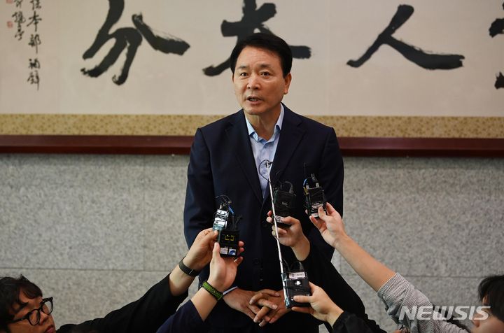 [서울=뉴시스] 국회사진기자단 = 성일종 국방위원회 여당 간사가 10일 오전 서울 용산구 국방부에서 열린 국회 국방위원회 국정감사장 밖에서 취재진에게 국감 파행을 이야기하고 있다. 이날 야당인 더불어민주당 의원들이 신원식 국방부 장관 임명 철회를 주장하는 피켓을 좌석마다 붙인데 대해 국민의힘이 국감장 출입을 거부해 회의는 시작조차 되지 못했다. 2023.10.10. photo@newsis.com