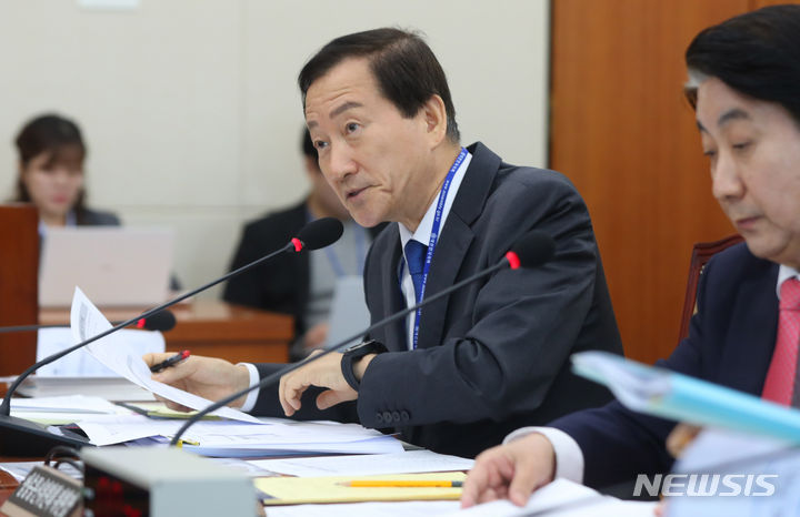 [서울=뉴시스] 추상철 기자 = 류희림 방송통신심의위원회 위원장이 10일 오전 서울 여의도 국회에서 열린 과학기술정보방송통신위원회의 방송통신위원회 등에 대한 국정감사에서 의원 질의에 답변하고 있다. 2023.10.10. scchoo@newsis.com