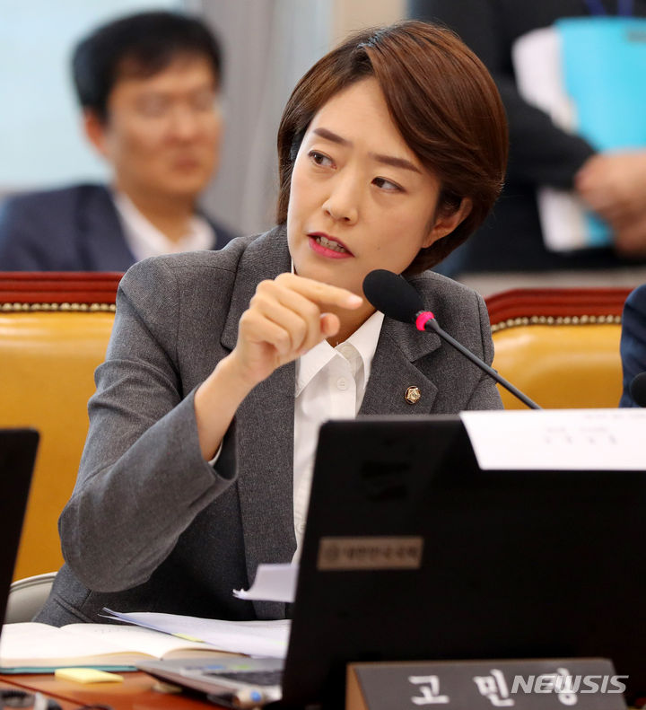 [서울=뉴시스] 추상철 기자 = 고민정 더불어민주당 의원이 10일 오전 서울 여의도 국회에서 열린 과학기술정보방송통신위원회의 방송통신위원회 등에 대한 국정감사에서 질의하고 있다. 2023.10.10. scchoo@newsis.com
