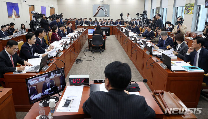 [서울=뉴시스] 추상철 기자 = 10일 오전 서울 여의도 국회에서 과학기술정보방송통신위원회의 방송통신위원회에 대한 국정감사가 열리고 있다. 2023.10.10. scchoo@newsis.com