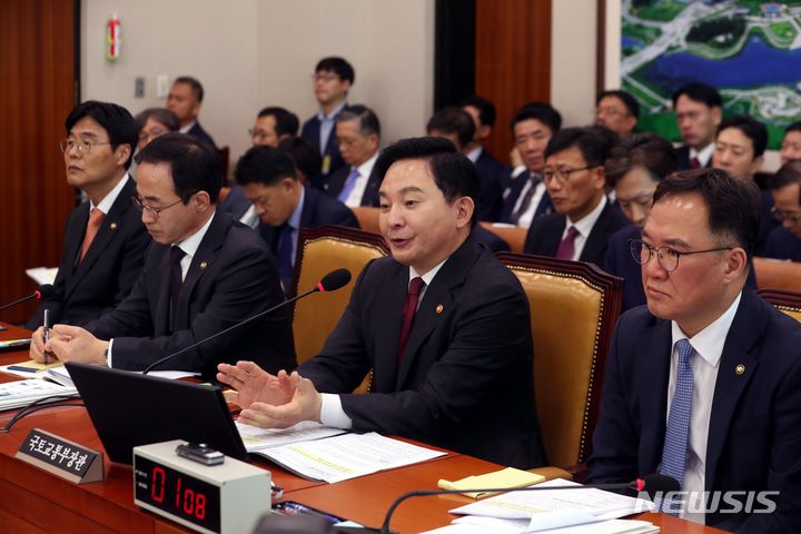 [서울=뉴시스] 조성봉 기자 = 원희룡 국토교통부 장관이 10일 오전 서울 여의도 국회에서 열린 국토교통위원회 국정감사에서 의원들의 질의에 답변하고 있다. 2023.10.10. suncho21@newsis.com
