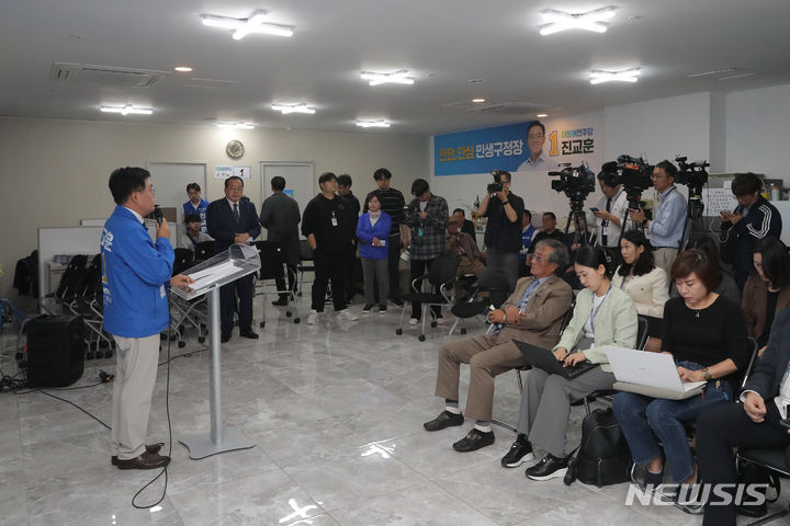 [서울=뉴시스] 김금보 기자 = 진교훈 더불어민주당 강서구청장 보궐선거 후보가 10일 서울 강서구 선거사무소에서 기자회견을 하고 있다. 2023.10.10. kgb@newsis.com