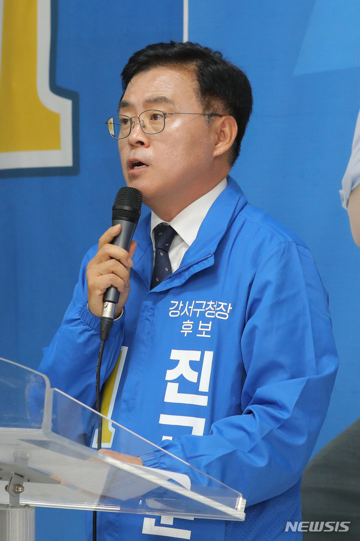 [서울=뉴시스] 김금보 기자 = 진교훈 더불어민주당 강서구청장 보궐선거 후보가 10일 서울 강서구 선거사무소에서 기자회견을 하고 있다. 2023.10.10. kgb@newsis.com