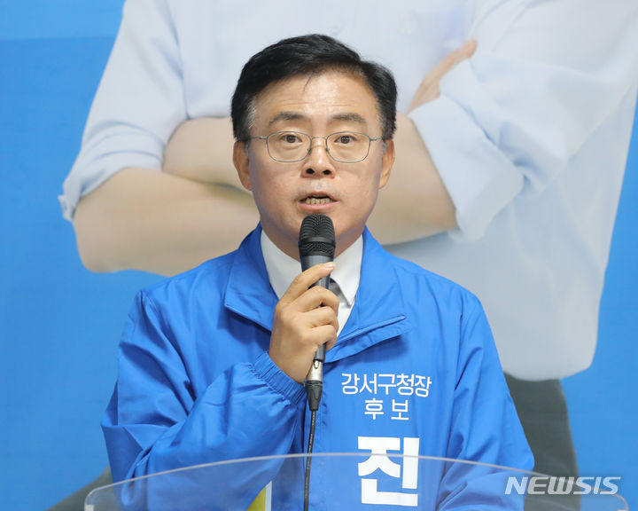 [서울=뉴시스] 김금보 기자 = 진교훈 더불어민주당 강서구청장 보궐선거 후보가 10일 서울 강서구 선거사무소에서 기자회견을 하고 있다. 2023.10.10. kgb@newsis.com