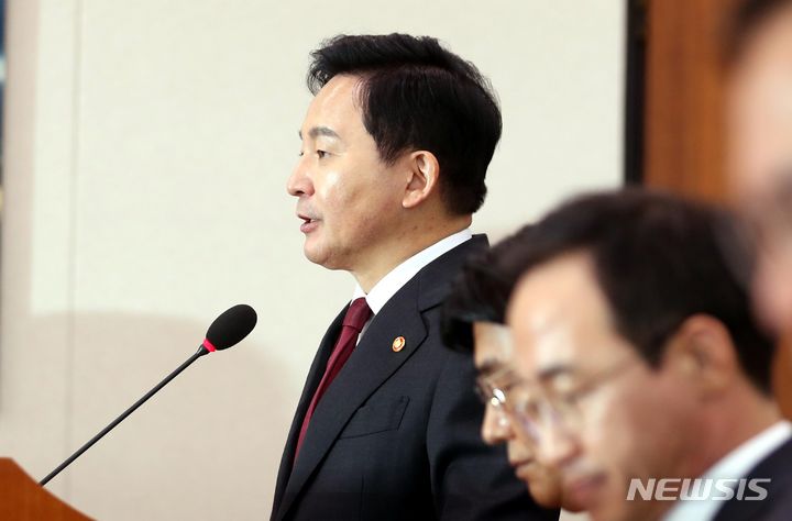 [서울=뉴시스] 조성봉 기자 = 원희룡 국토교통부 장관이 10일 오전 서울 여의도 국회에서 열린 국토교통위원회 국정감사에서 업무보고를 하고 있다. 2023.10.10. suncho21@newsis.com