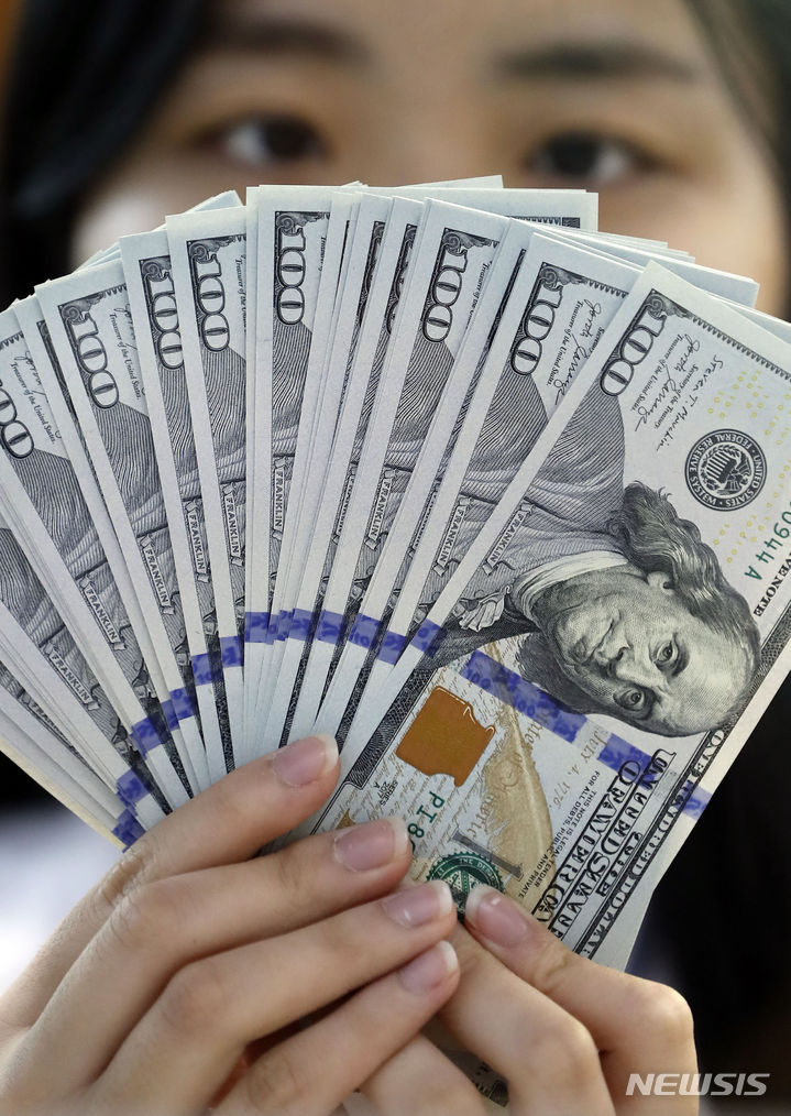 [서울=뉴시스] 4일(현지 시간) 월스트리트저널(WSJ)에 따르면 이번 중동 사태 여파로 채권 매도세가 이어지고 있다. 채권 가격과 금리는 반대로 움직이기 때문에 매도세가 강해지면 금리는 상승한다. 사진은 서울 중구 하나은행 위변조대응센터에서 직원이 달러를 정리하는 모습. 2026.03.05.