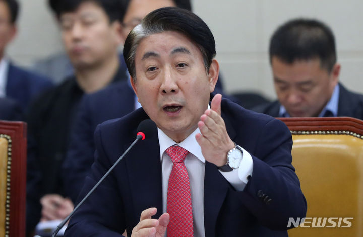 [서울=뉴시스] 추상철 기자 = 이동관 방송통신위원회 위원장이 10일 오후 서울 여의도 국회에서 열린 과학기술정보방송통신위원회의 방송통신위원회 등에 대한 국정감사에서 의원 질의에 답변하고 있다. 2023.10.10. scchoo@newsis.com